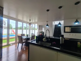 Sala de estar com vista para o jardim e piscina