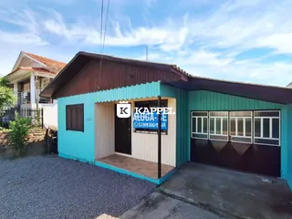 Fachada externa de uma residência em Lajeado, Brasil, com revestimento azul e garagem.