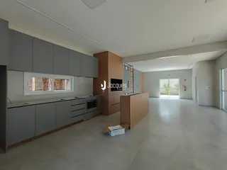 Cozinha moderna com armários cinzas e piso claro.