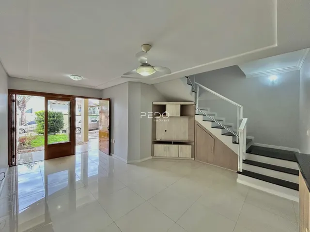 Ambiente interno com piso de cerâmica e portas de madeira em uma residência.