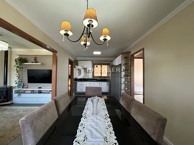 Sala de estar com mesa de jantar e decoração de sala em Lajeado.