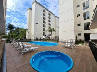 Foto de uma piscina externa em um condomínio residencial.