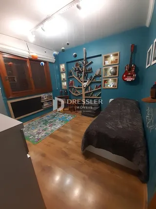 Interior de uma sala com piso de madeira e armários de madeira.