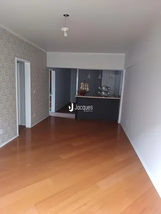 Ambiente interno com piso de madeira e paredes claras.