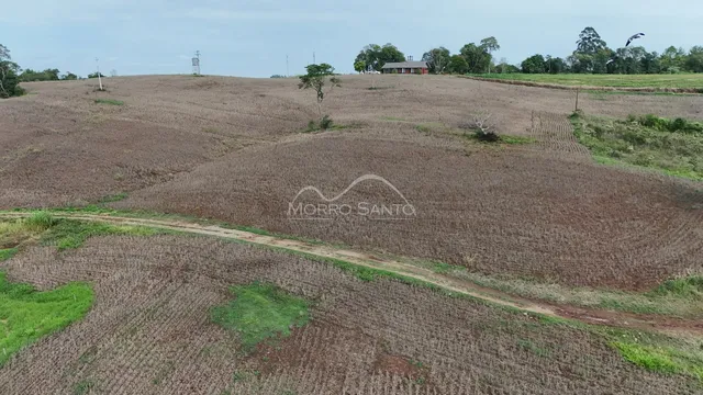 Vista panorâmica de campos agrícolas em uma área rural de Lajeado, Brasil.