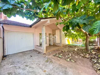 Fachada de uma residência em Lajeado, Brasil, com garagem e entrada coberta.