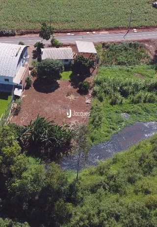 Paisagem com vegetação densa e um curso d'água no exterior.