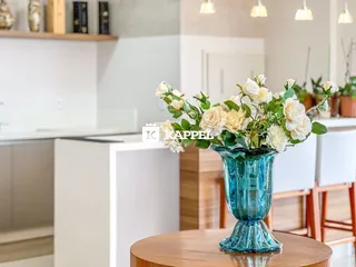 Foto de uma cozinha moderna com armários brancos e detalhes em madeira.
