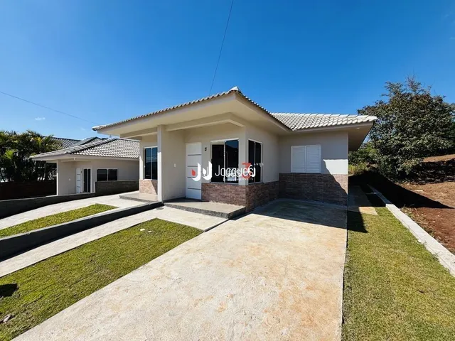 Fachada de uma casa em Lajeado, Brasil, com jardim e entrada de concreto.