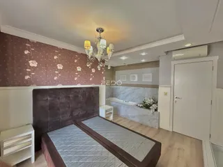 Quarto com cama e decoração de parede em um imóvel brasileiro.