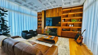 Sala de estar moderna com painéis de madeira e decoração de madeira.
