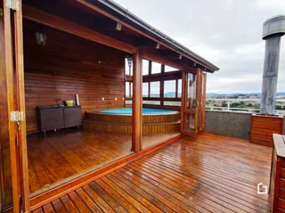 Deck de madeira com vista para a paisagem.