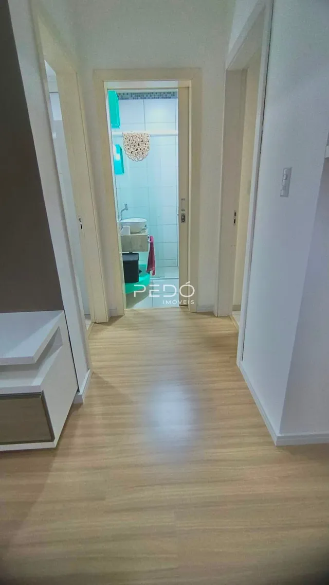 Vista de um corredor interno de uma residência.
