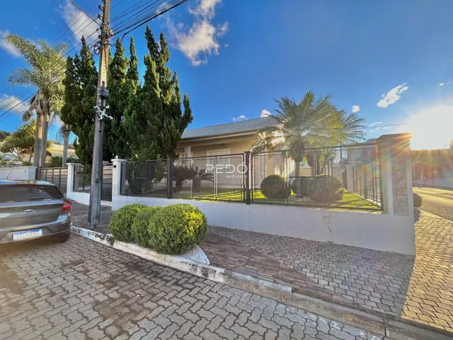 Vista externa de uma residência com cerca e jardim em Lajeado, Brasil.