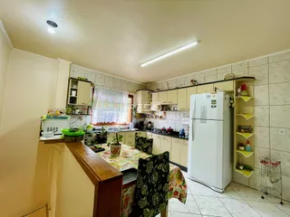 Foto de uma cozinha e sala de jantar em um imóvel.