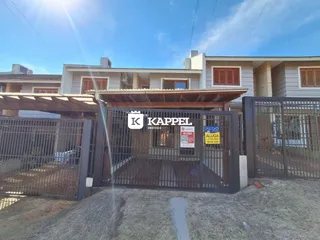 Foto da fachada de uma residência com portão de ferro.
