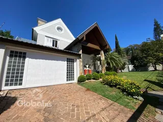 Vista externa de uma residência em Lajeado, Brasil, com garagem e jardim.