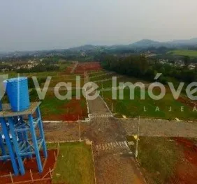 Vista aérea de uma área de terra com vegetação e caminhos no Lajeado.