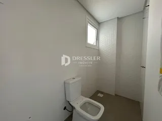 Foto do interior de um banheiro.