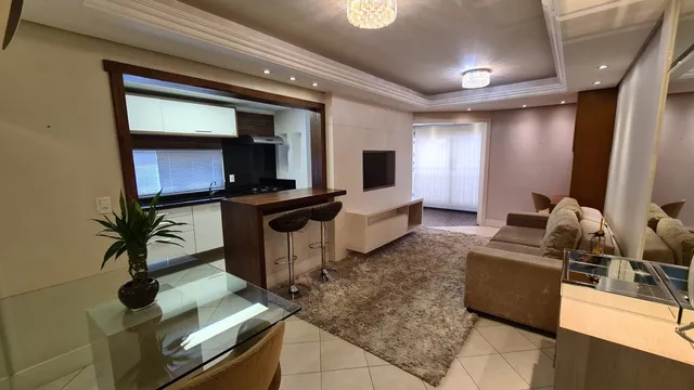 Sala de estar com piso de cerâmica e detalhes em madeira.