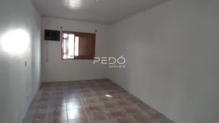 Ambiente interno de uma sala com piso de cerâmica e janela.