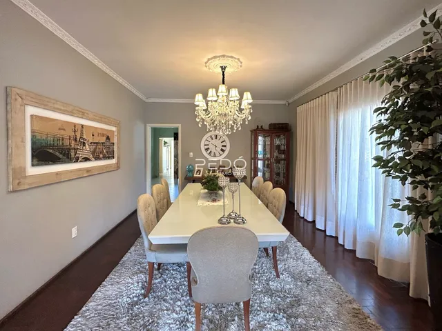 Sala de jantar com mesa e cadeiras em ambiente claro.