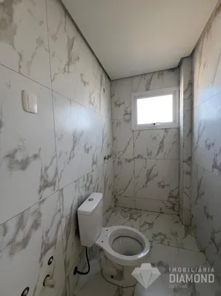 Foto de um banheiro com paredes revestidas em mármore branco.