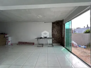 Ambiente interno com piso de cerâmica e parede de tijolos expostos.