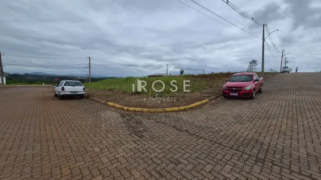 Vista da rua e propriedade em Lajeado, Brasil com veículos estacionados.