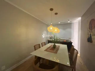 Foto de uma sala de jantar com mesa e cadeiras em um imóvel.