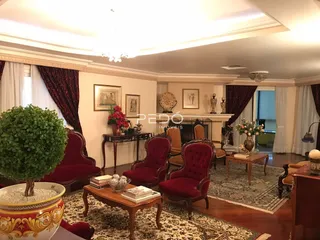 Sala de estar com lareira e móveis de madeira.