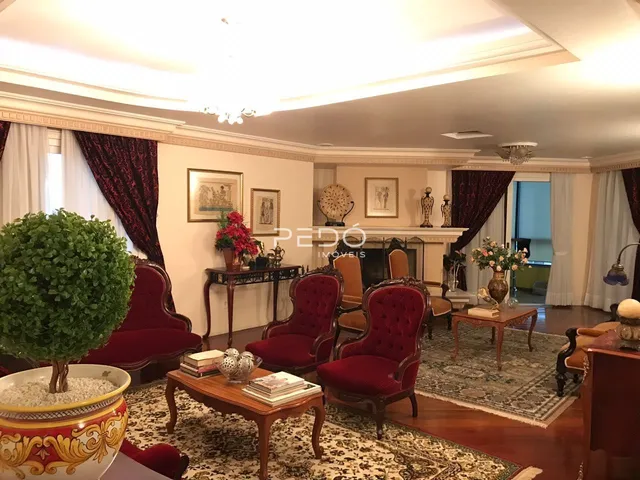 Sala de estar com lareira e móveis de madeira.