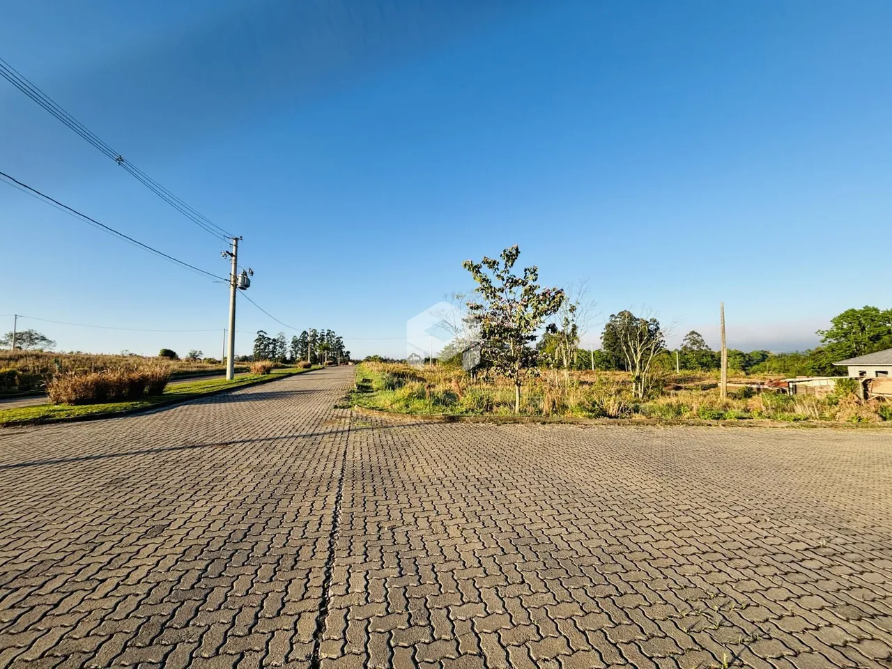 Vista da rua pavimentada em Lajeado, Brasil.