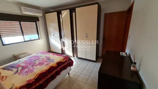 Quarto com cama e armário de madeira.
