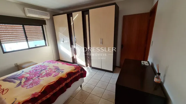 Quarto com cama e armário de madeira.