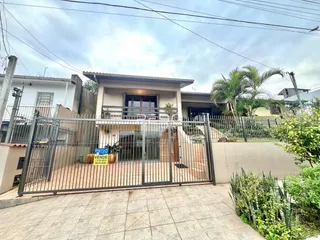 Fachada de uma residência com portão de ferro na Lajeado, Brasil.