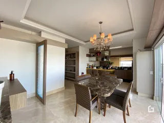 Sala de estar com mesa de jantar em ambiente interno.
