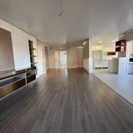 Hall de corredor com piso de madeira clara.