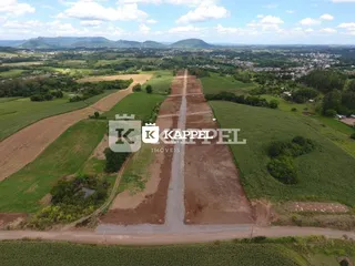 Vista aérea de campos agrícolas e estradas em Lajeado.