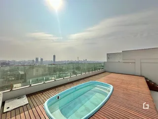 Vista de um terraço com banheira de hidromassagem em Lajeado.