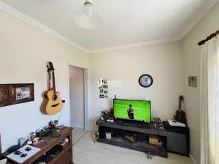 Sala de estar com decoração e instrumentos musicais em um imóvel no Brasil.