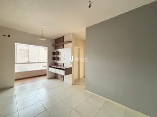Ambiente interno com piso de cerâmica e porta de vidro na sala.