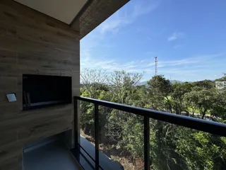 Vista da varanda com paisagem de mata densa.