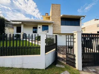 Fachada de uma casa em Lajeado, Brasil com cerca e portão.