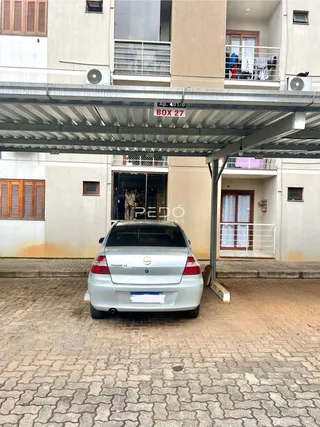 Fachada de uma residência em Lajeado, Brasil, com um carro estacionado na frente.