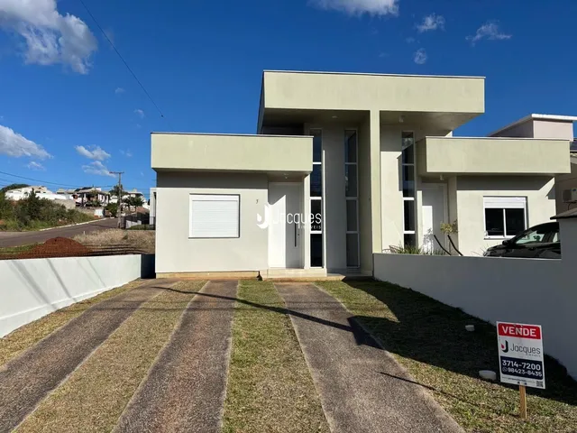 Fachada moderna de uma casa em Lajeado, Brasil, com jardim frontal.