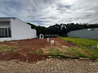 Vista externa de uma propriedade em Lajeado, Brasil, mostrando o terreno e a fachada.