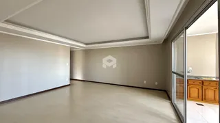Foto de um ambiente interno com piso de madeira clara e paredes brancas.
