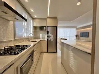 Foto de uma cozinha moderna com armários brancos e bancadas claras.