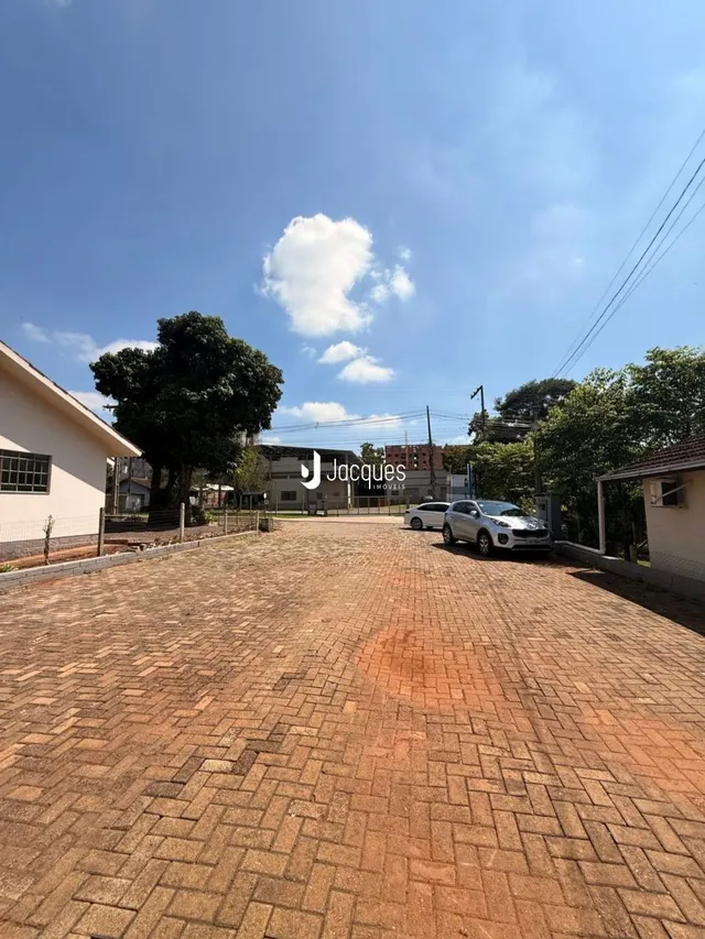 Vista da entrada de uma propriedade pavimentada em Lajeado, Brasil.